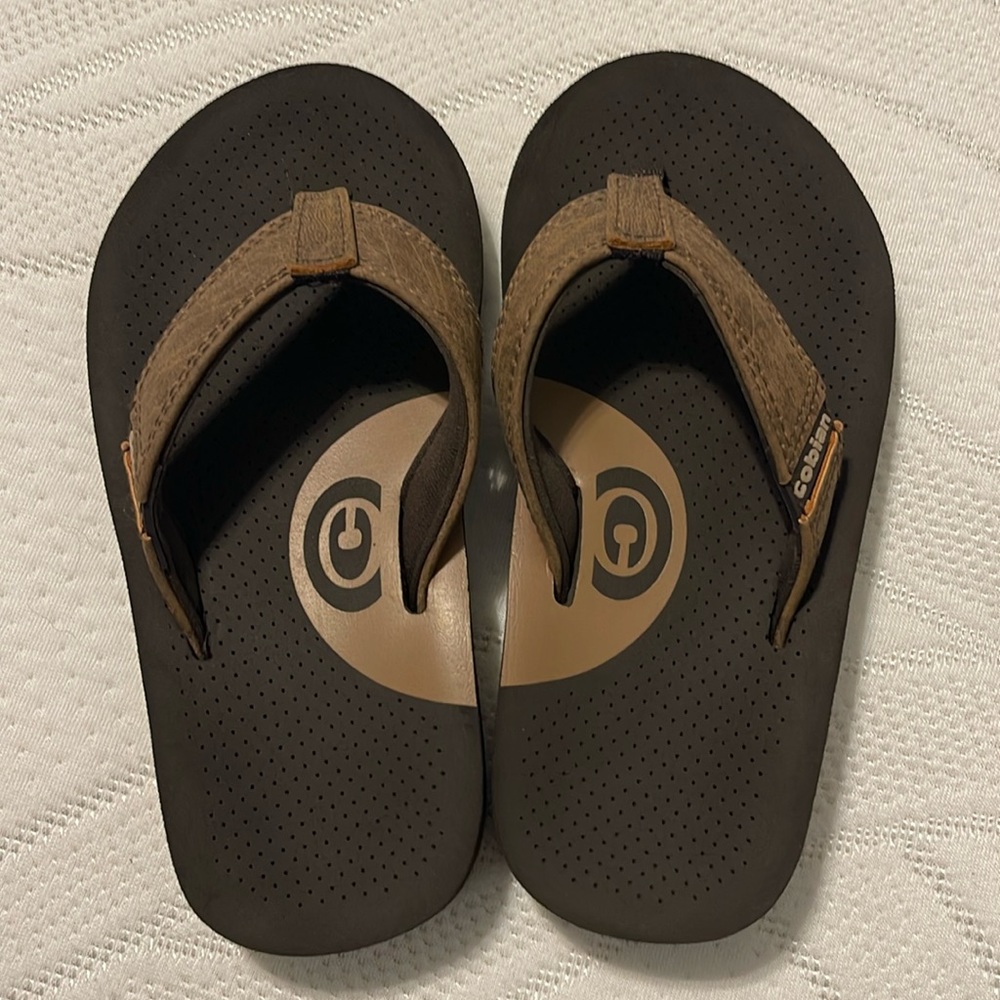 Youth Cobian flip flops.